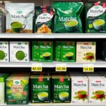 Különböző matcha tea termékek a bolt polcán.