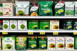 Különböző matcha tea termékek a bolt polcán.