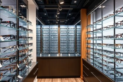 Szemüvegkeretek széles választéka egy optikai boltban.