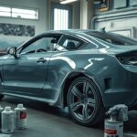 Egy autó átfestése műhelyben különböző festékek mellett.