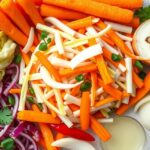 Friss zöldségek csalamádé készítéséhez, beleértve káposztát, paprikát és hagymát.