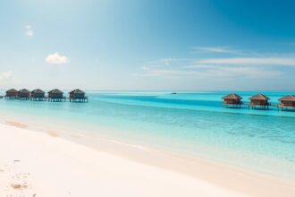 Maldív-szigetek vizi bungalói a tengerparton