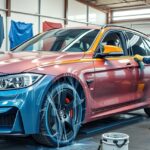 Autófényezés folyamata egy BMW-n, műhelyben dolgozó szakemberrel.