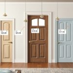 Színes beltéri ajtók különböző árakkal a falon.