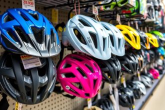 Színes biciklis sisakok boltban, különböző típusok és árak