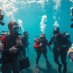 Búvárok egy tanfolyamon, felfedezik a víz alatti világot.