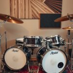 Gyakorló dob szett egy otthoni zenestúdióban