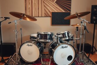 Gyakorló dob szett egy otthoni zenestúdióban