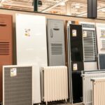 Különböző elektromos fűtőpanelek bemutatása egy boltban.