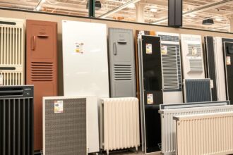 Különböző elektromos fűtőpanelek bemutatása egy boltban.