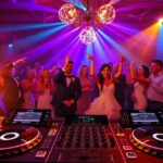 Esküvői DJ zenét szolgáltat a táncoló vendégeknek egy ünnepi eseményen