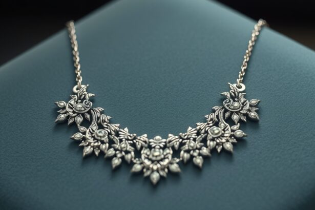 Díszes ezüst nyaklánc virágmintával, kék háttérrel.