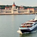 Hajókirándulás a Dunán, a Parlament mögött