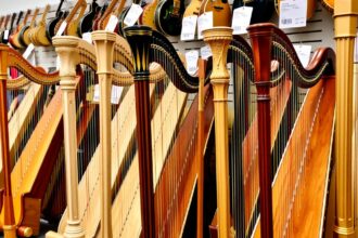 Különböző hárfák egy hangszerüzletben.