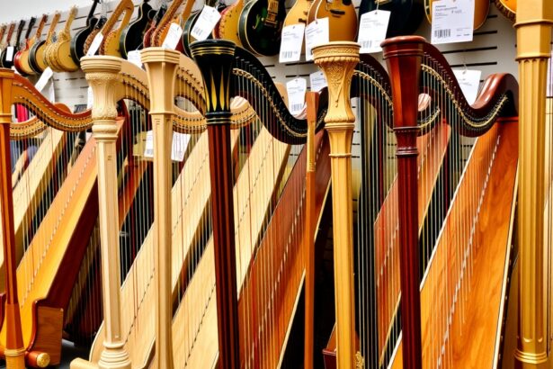 Különböző hárfák egy hangszerüzletben.