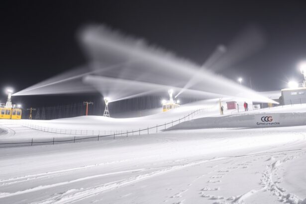 Hóágyúzás a sípályán éjszaka, havas táj és világító berendezések.