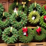 Különböző stílusú és színű koszorúk virágboltból.