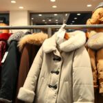 Téli kabátok különböző stílusokban és színekben egy boltban.