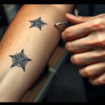 Kis minta tetoválás készítése egy kéz által, rajta csillag mintákkal.
