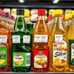 Különböző üveg olajok boltban, árakkal ellátva.