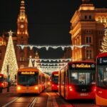 Karácsonyi éjszakai tömegközlekedés piros buszokkal és karácsonyi égőkkel díszített utcán.