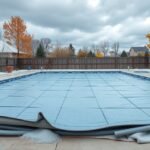 Téliesített medence takaróval az őszi kertben