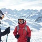 Kezdő síoktatás a hegyekben, különböző felszerelésben átszellemülten.