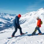 Két snowboardos a havas hegyekben, oktatás alatt.