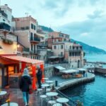 Mediterrán tengerparti város látképe, hóval borított házakkal.