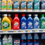 Téli ablakmosó folyadékok a bolt polcán, különböző márkákkal és árakkal.