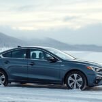 Téli autóbérlés szép tájban, hóval borított úton.