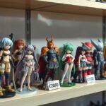 Anime figurák gyűjteménye különböző árakkal egy vitrinben.