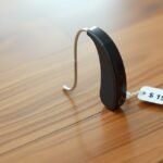 Ár jelzéssel rendelkező hallókészülék egy fából készült padlón.