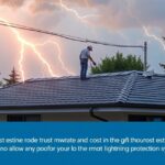 Villámhárító telepítése egy ház tetején viharos időben.