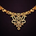 Elegáns arany nyaklánc díszítő elemekkel