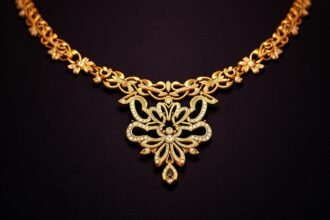 Elegáns arany nyaklánc díszítő elemekkel