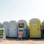 Mobil WC-k egy rendezvényen, bérlés iránt érdeklődőkkel