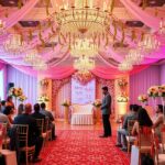 Névadó ünnepség dekorált helyszín, virágokkal és csillárokkal.