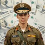Altiszt uniformisban, háttérben dollárbankjegyekkel.