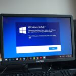 Windows telepítés folyamata monitoron, figyelmeztetéssel és árakkal.