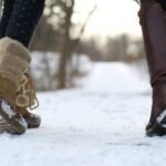 Téli cipők a hóban, séta közben.