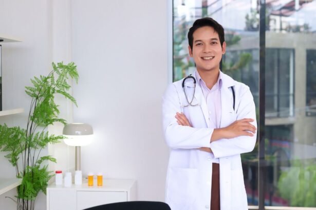 Belgyógyász mosolygós orvos a rendelőben