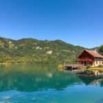 Gyönyörű táj a Plitvicei-tavaknál, vízparti ház.