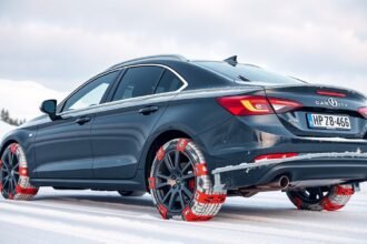 Autó hóláncokkal havas úton