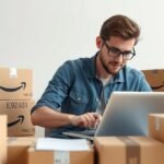 Férfi laptopon dolgozik Amazon dobozok között