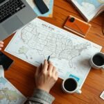 Utazás tervezése amerikai körutazásra térképpel és számítógéppel.