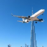 Repülőgép a Burj Khalifa közelében Dubajban
