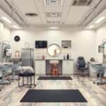 Modern kutyakozmetikai szalon belső tér, berendezéssel és kutyákkal.