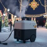 Kültéri hóágyú ünnepi fények alatt, téli hangulatban.