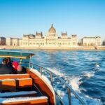 Téli hajós kirándulás a Dunán, parlamenttel a háttérben.